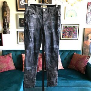 DEMOCRACY size 4 Gray Camo Camouflage Ab Technology Skinny Ankle Pants